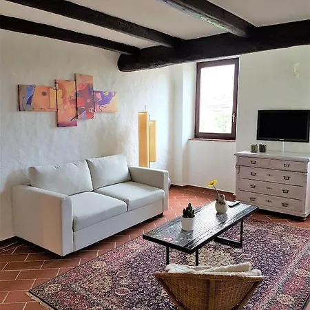Διαμέρισμα Caslano: 2.5 Zi-dachwohnung Im Rustikalen-modernen Stil