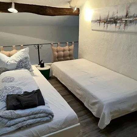 Διαμέρισμα Caslano: 2.5 Zi-dachwohnung Im Rustikalen-modernen Stil